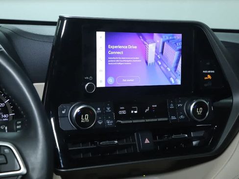 Used 2023 Toyota Highlander XLE AWD/4WD image 26