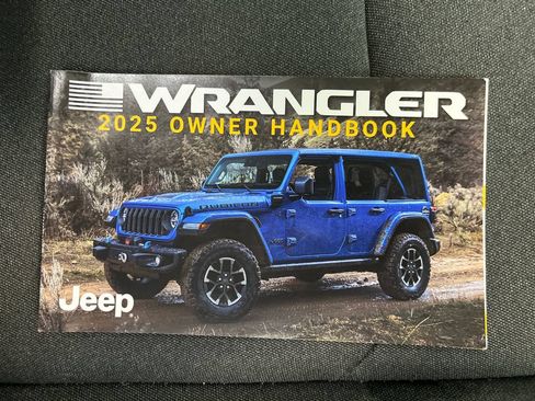Used 2025 Jeep Wrangler Unlimited Sahara AWD/4WD image 31