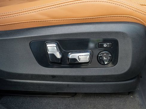 Used 2025 BMW X7 xDrive40i w/ Premium Package AWD/4WD image 44