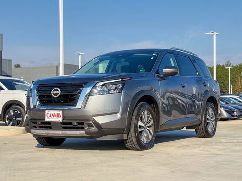 Used 2025 Nissan Pathfinder SL image 3