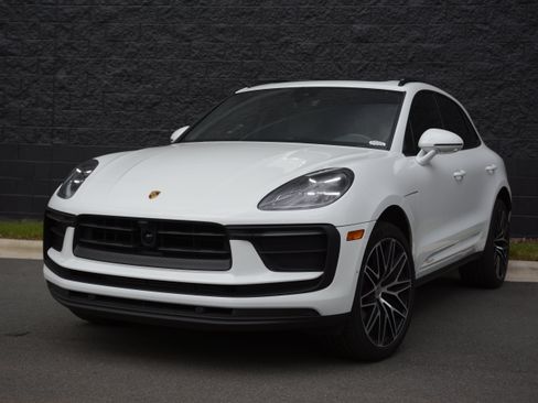 Certified 2026 Porsche Macan AWD/4WD image 1