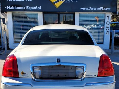 Used 2006 Lincoln Town Car Signature Limited image 12