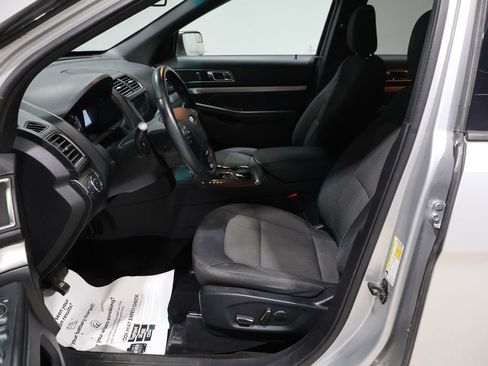 Used 2018 Ford Explorer XLT image 10