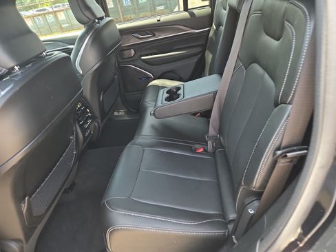 Used 2023 Jeep Grand Cherokee Overland w/ Luxury Tech Group IV AWD/4WD image 7