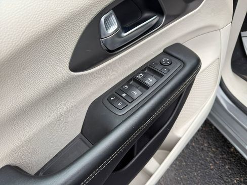 Used 2022 Chrysler Pacifica Touring-L image 11