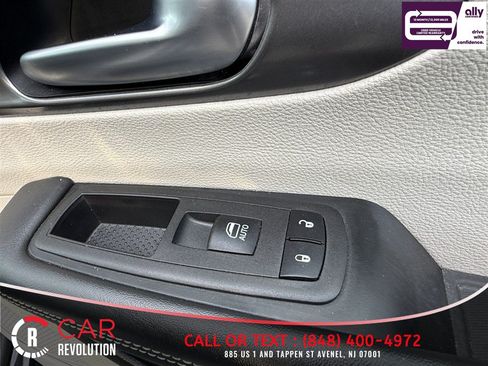 Used 2024 Chrysler Pacifica Limited FWD image 49