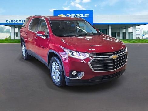 Used 2021 Chevrolet Traverse LT image 3