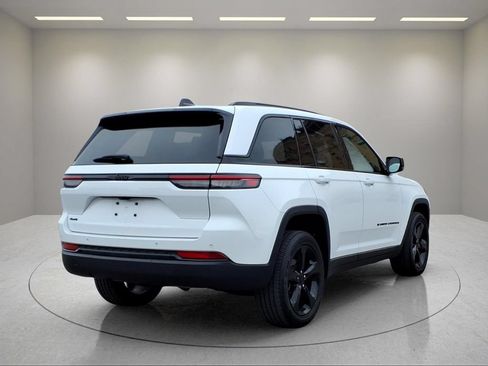 Used 2024 Jeep Grand Cherokee Altitude AWD/4WD image 25