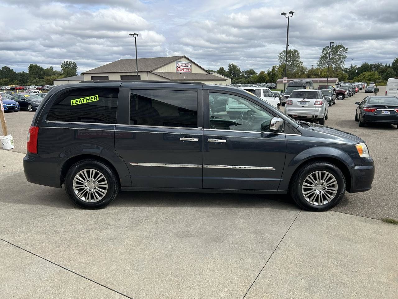 Used 2013 Chrysler Town & Country Touring-L w/ Driver Convenience Group FWD image 4