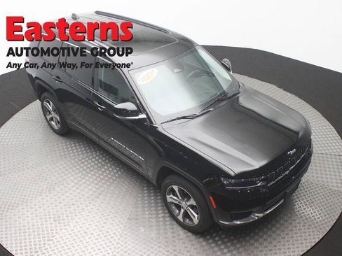 Used 2023 Jeep Grand Cherokee L Limited w/ Luxury Tech Group II AWD/4WD image 3