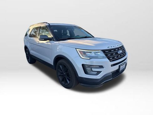 Certified 2017 Ford Explorer XLT w/ Equipment Group 202A image 19