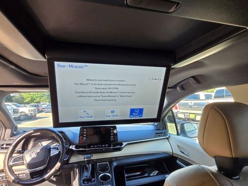 Used 2021 Toyota Sienna Limited image 19