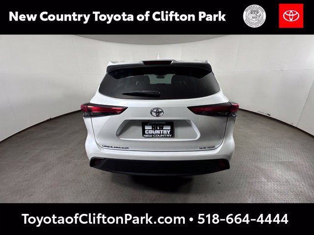 Used 2022 Toyota Highlander XLE AWD/4WD image 6