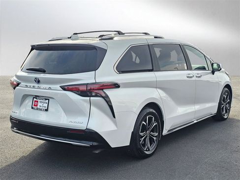 Used 2025 Toyota Sienna Platinum image 5