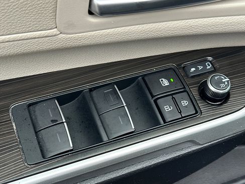Used 2023 Toyota Sienna Platinum image 12