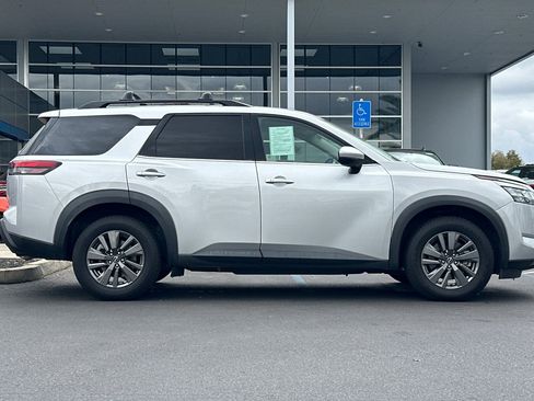 Used 2022 Nissan Pathfinder SV image 2