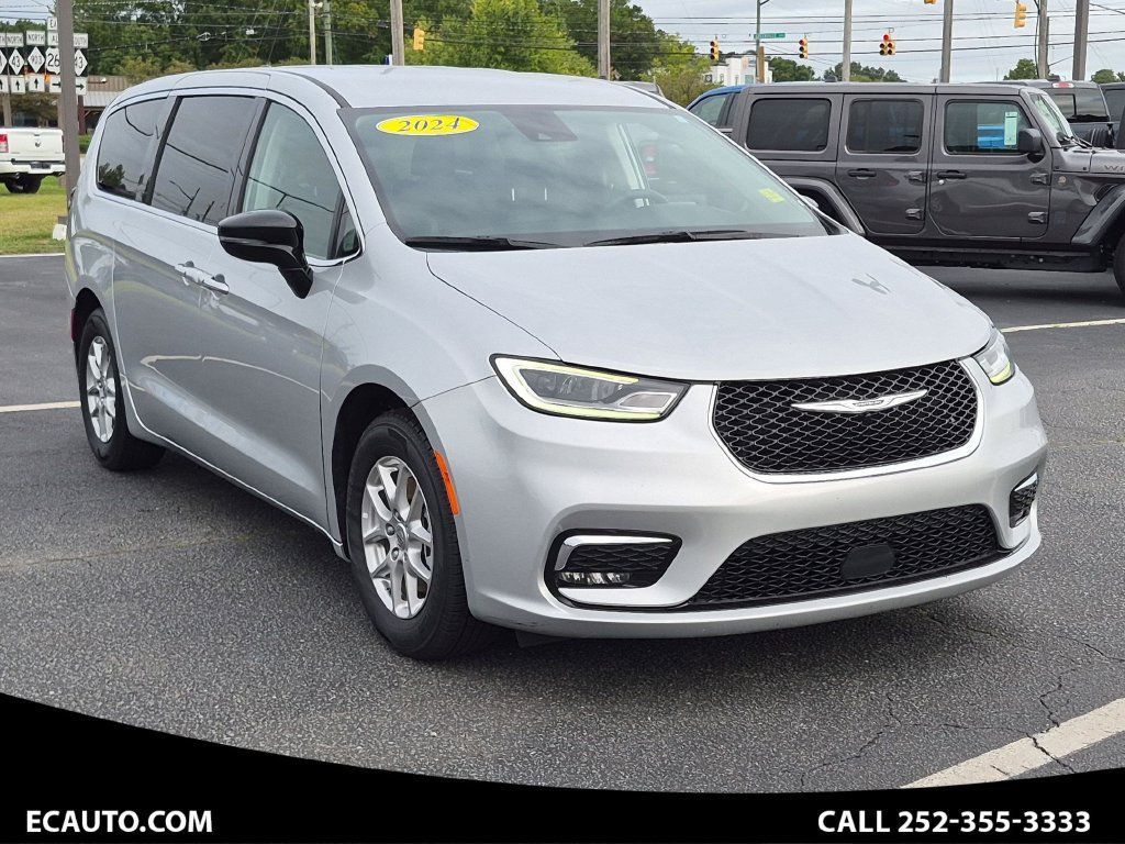 Used 2024 Chrysler Pacifica Touring-L FWD image 1