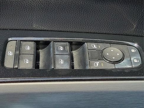 Used 2022 Nissan Pathfinder SL FWD image 22
