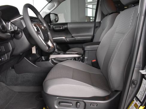 Used 2022 Toyota Tacoma SR5 w/ Technology Package RWD image 4