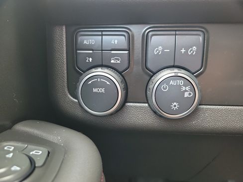 Used 2022 Chevrolet Tahoe RST w/ Luxury Package AWD/4WD image 31