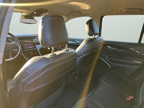 Used 2022 Jeep Grand Cherokee Laredo w/ Luxury Tech Group I image 18