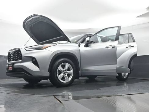 Used 2022 Toyota Highlander LE AWD/4WD image 46
