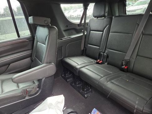 Used 2022 Chevrolet Suburban LT w/ LT Signature Package AWD/4WD image 8