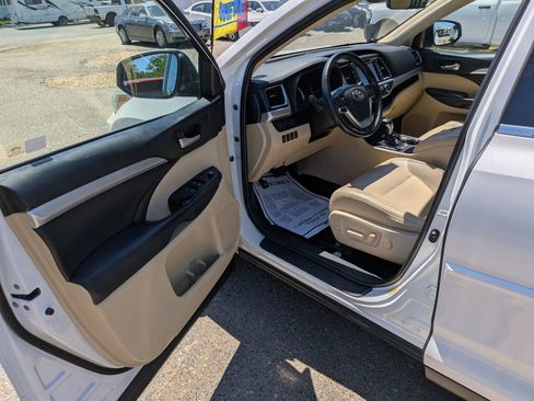 Used 2019 Toyota Highlander XLE AWD/4WD image 23