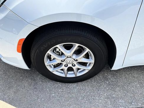 Used 2025 Chrysler Pacifica Select FWD image 10
