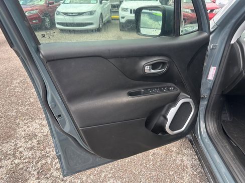 Used 2018 Jeep Renegade Latitude FWD image 11