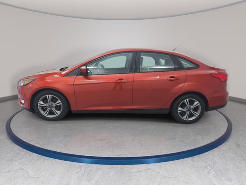 Used 2018 Ford Focus SE w/ SE Appearance Package image 8