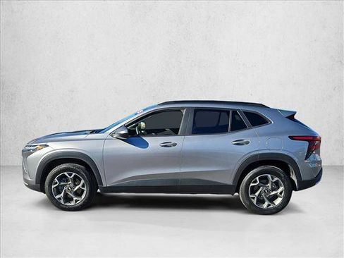 Used 2025 Chevrolet Trax LT FWD image 9