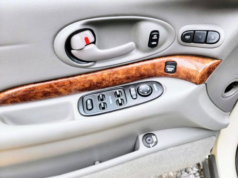 Used 2002 Buick Le Sabre Limited w/ Driver Confidence Pkg image 23