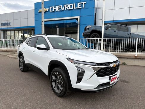 Used 2024 Chevrolet Trax LT w/ Sunroof Package image 7