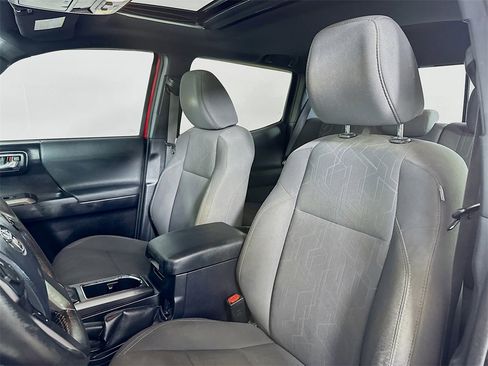 Used 2017 Toyota Tacoma TRD Sport image 8