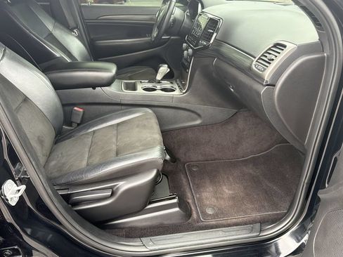 Used 2019 Jeep Grand Cherokee Altitude RWD image 9