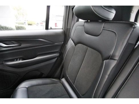 Used 2025 Jeep Grand Cherokee Altitude RWD image 11