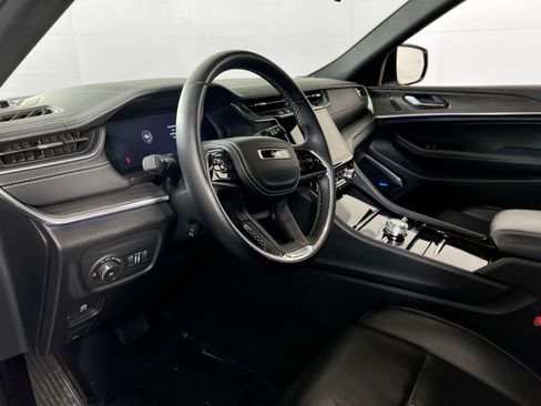 Used 2022 Jeep Grand Cherokee Overland w/ Luxury Tech Group IV AWD/4WD image 9