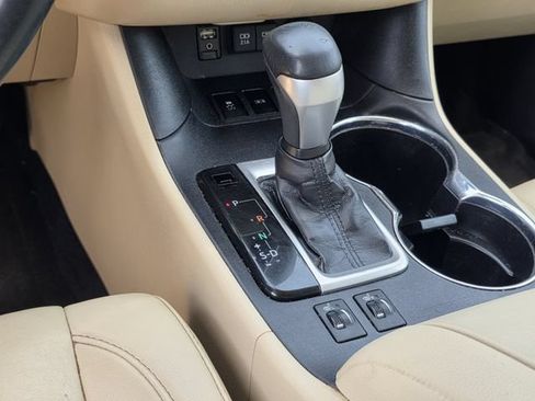 Used 2019 Toyota Highlander XLE FWD image 25