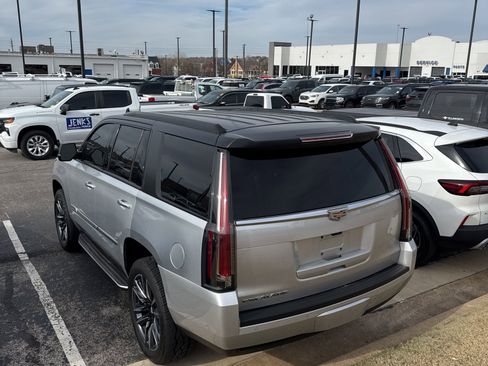 Used 2017 Cadillac Escalade Premium Luxury image 4