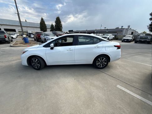 Used 2023 Nissan Versa SV FWD image 4