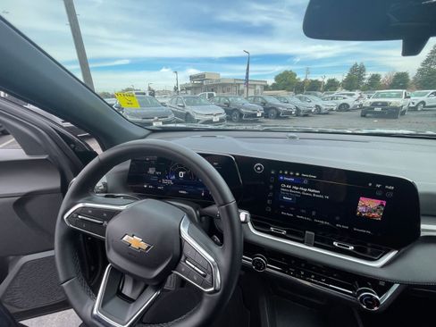 Used 2025 Chevrolet Equinox LT image 28