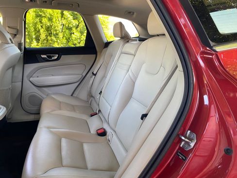 Used 2021 Volvo XC60 T5 Momentum AWD/4WD image 39