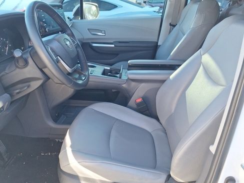 Used 2022 Toyota Sienna XLE image 8