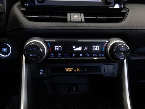 Used 2019 Toyota RAV4 XLE w/ Carpet Mat Package AWD/4WD image 31