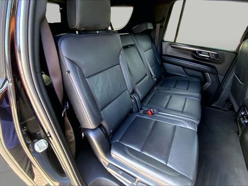 Used 2025 Chevrolet Suburban LT RWD image 19