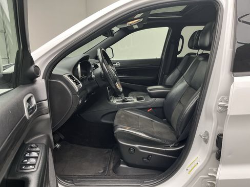 Used 2019 Jeep Grand Cherokee Altitude AWD/4WD image 3