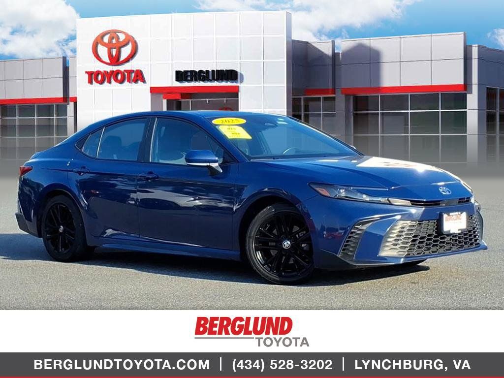 Used 2025 Toyota Camry SE FWD image 1