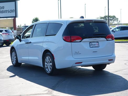 Used 2021 Chrysler Voyager L FWD image 5
