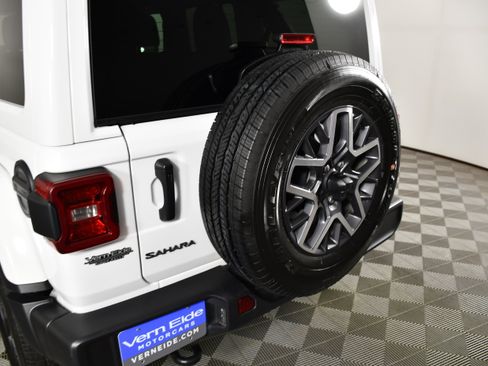 Used 2025 Jeep Wrangler Unlimited Sahara AWD/4WD image 15